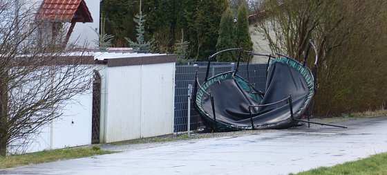 Bild: Trampolin flog durch die Luft