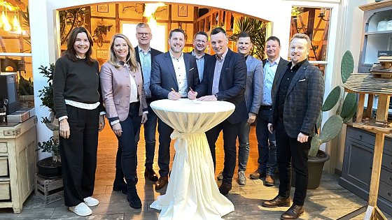 Bild: Von links: Peggy Hunold, Carina Schmidt-Pf&ouml;rtner, Andr&eacute; Materlik, Christian Hotze, Thomas Seeber, Niels Neu, Sascha Albertsmeyer, Ingo Steinicke und Marcel K&uuml;bler