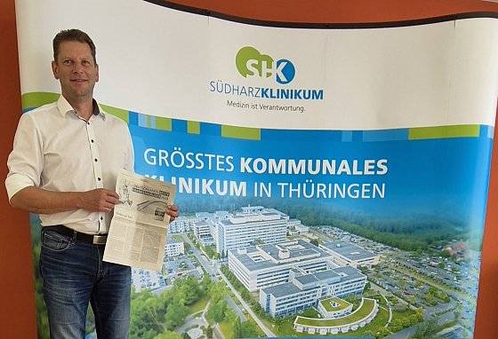 Bild: Guido Hage, Gesch&auml;ftsf&uuml;hrer mit der Sonderbeilage der FAZ