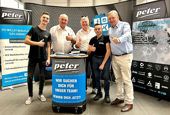 Bild: Zum Auftakt der Berufsmesse besuchte Gesch&auml;ftsf&uuml;hrer der Peter-Gruppe, Helmut Peter, gemeinsam mit dem Messechef Michael Kynast den Stand der Nordh&auml;user. Auf dem Bild von links: J&ouml;rn Borris, Helmut Peter, Achit T&ouml;lle, Paul Biedermann und Michael Kynast.
