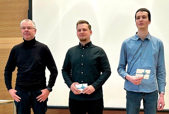 Bild: Robert Rausch und Florian Kahl mit Klassenlehrer Rainer SturmSt