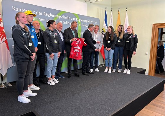 Bild: Merz und das rote "Tuch"