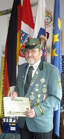 Bild: Schoothauer mit Scheck