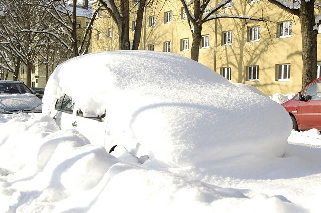 Bild: Auto im Schnee