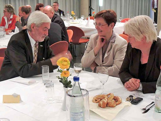 Bild: Mit Parlamentariern im Gespr&auml;ch