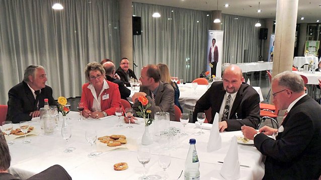 Bild: Mit Parlamentariern im Gespr&auml;ch