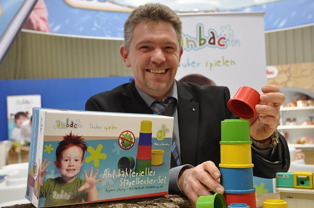 Bild: Steffen Hildebrandt, Eitech-Gesch&auml;ftsf&uuml;hrer, mit dem achtteiligen anbac-toys-Stapelbecherset.