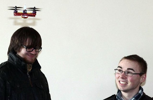 Bild: Hier wird die Flugweise eines Quadrokopters demonstriert