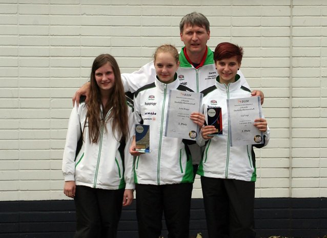 Bild: Annika, Lena, Lia (v.l.n.r.) mit Trainer
