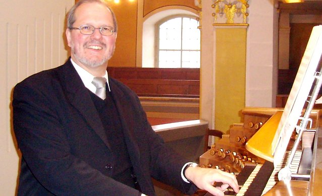 Bild: Thorsten Pech an der Orgel der Herderkirche in Weimar