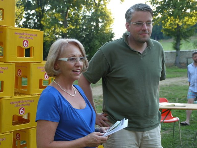 Bild: Dr. Christa Kirchner &uuml;bergibt Spende