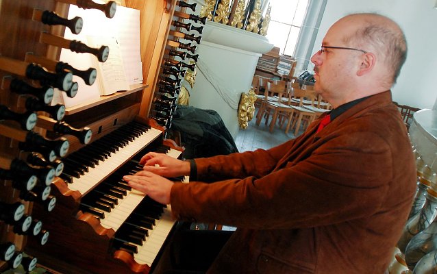 Bild: Christian Kropp an der Orgel