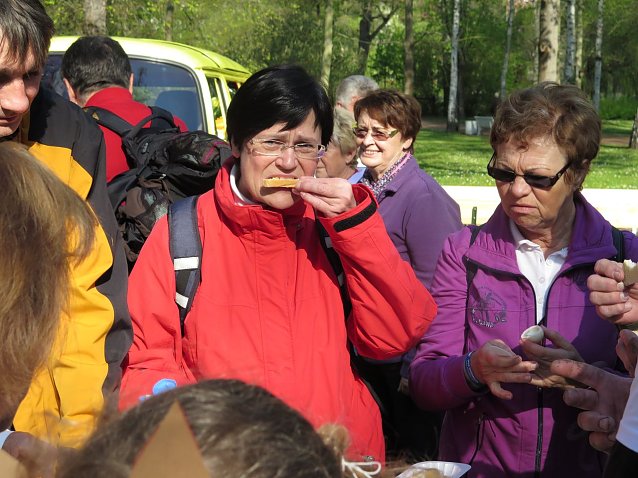 Bild: Lieberknecht beim Verkosten eines Soleis