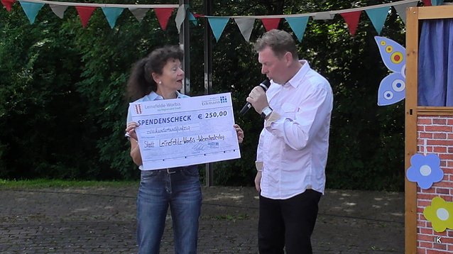Bild: Scheck f&uuml;r Wiesentheater