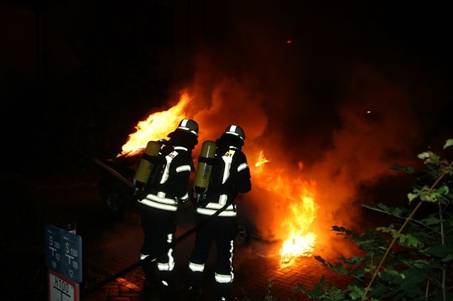Bild: Feuerwehr l&ouml;scht Feuer am BMW