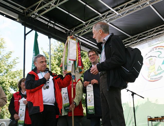 Bild: Wimpel &uuml;bergeben