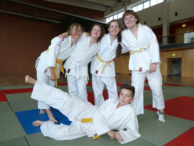 Bild: Katharina Hentrich_Stacy Hinske_Lara Fries_Fiona Kletschka_davor Niklas Ernst (vlnr)