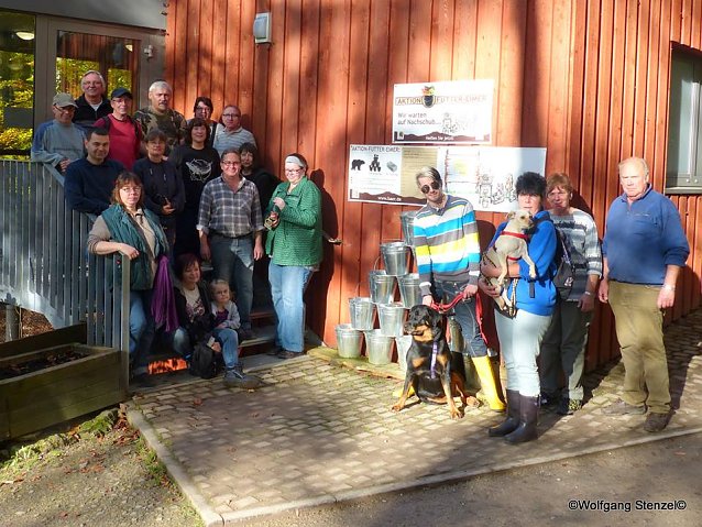 Bild: Team bei Aktion im B&auml;renpark