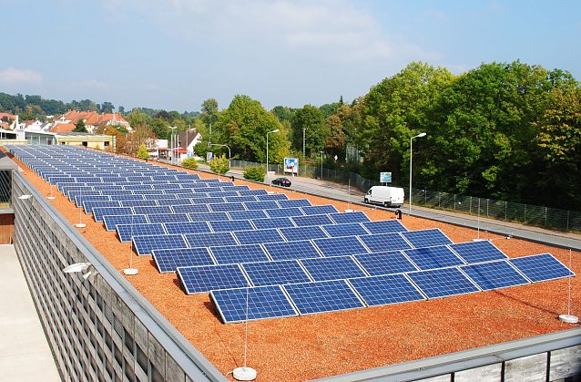 Bild: Hightech mit Zukunft vom Handwerker von heute: Auch Solaranlagen sind ein Fall f&uuml;r den Dachdecker.
