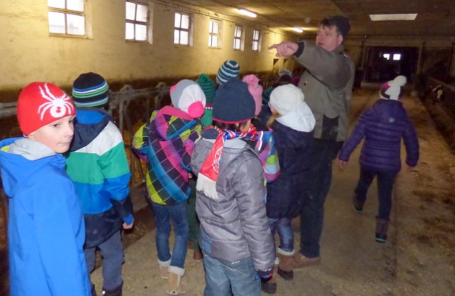 Bild: Montessorisch&uuml;ler bei Agrargesellschaft