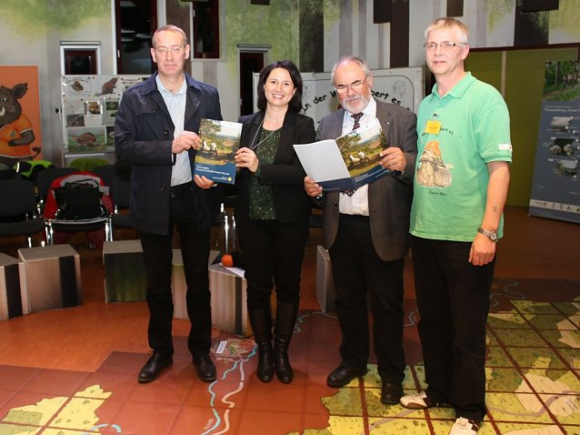 Bild: &Uuml;bergabe Naturparkplan