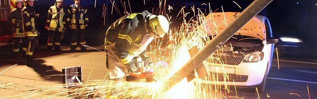 Bild: Stra&szlig;enlaterne angefahren