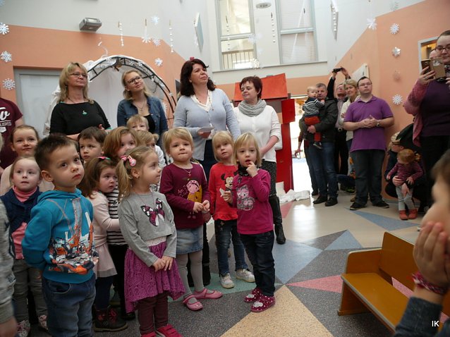 Bild: Die Kinder begr&uuml;&szlig;te mit einem Lied
