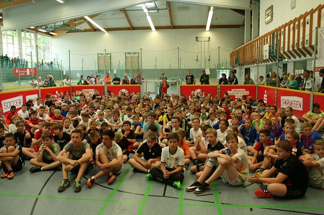 Bild: Begr&uuml;&szlig;ung der Teams