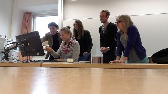 Bild: Das Projektteam HandsOf.Me bespricht mit Dr. Manuela Kahle erste Ideen.