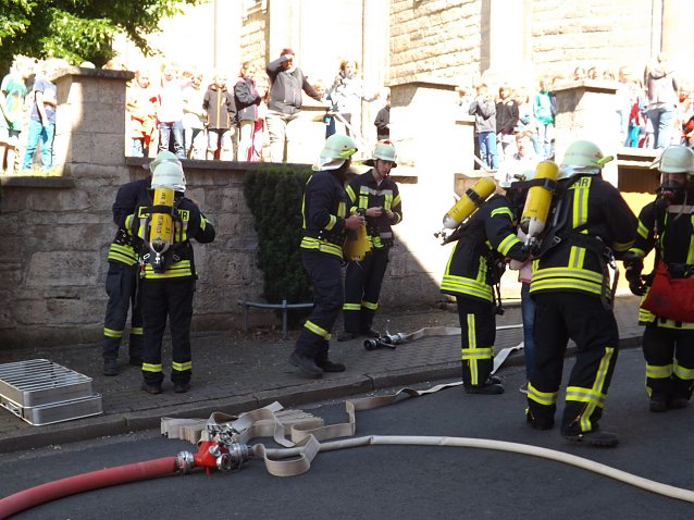Bild: Feuerwehr&uuml;bung in der Grundschule