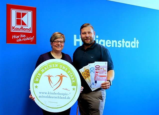 Bild: Julia Glahn, Betriebsratsvorsitzende beim Kaufland-Fleischwerk & Stephan Masch, Leiter Kommunikation beim Kinderhospiz