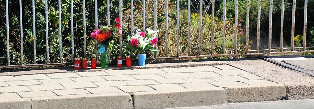 Bild: Freunde und Verwandte haben auf der Br&uuml;cke Blumen, Kerzen und letzte Gr&uuml;&szlig;e hinterlassen.