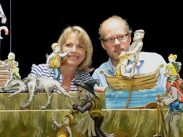 Bild: Brigitte Roth und Christian Georg Fuchs erz&auml;hlen mit mechanischen Puppen eine m&auml;rchenhafte Geschichte voller Volkslieder