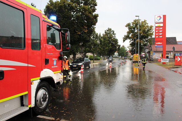 Bild: wasser auf der Stra&szlig;e