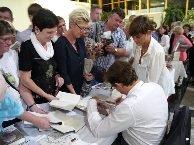 Bild: Beim B&uuml;cher signieren