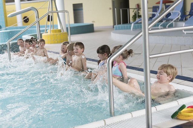 Bild: Kinder haben Spa&szlig; im Wasser