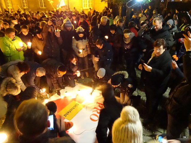 Bild: Demonstranten stellen Kerzen ab