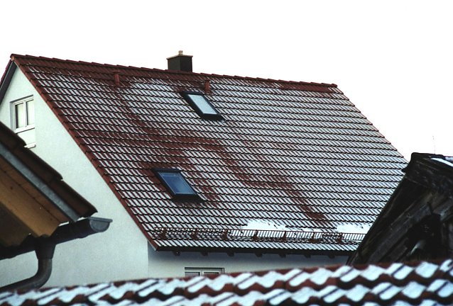 Bild: Wenn sich sogar der Grundriss der Dachwohnung abzeichnet, sollte die D&auml;mmung vom Dachdecker unter die Lupe genommen werden.