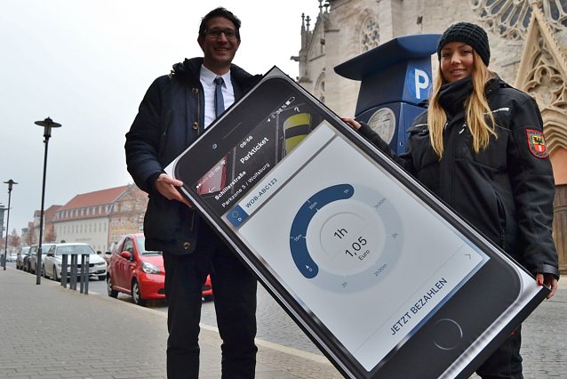 Bild: Mark Riedl von der Firma Sunhill Technologies GmbH und Marcella Schenk vom st&auml;dtischen Vollzugsdienst