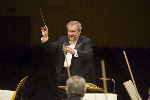 Bild: Generalmusikdirektor Michael Helmrath dirigiert das 6. Sinfoniekonzert des Loh-Orchesters