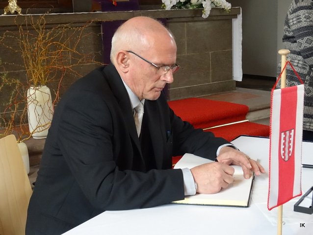 Bild: Traugott Eber tr&auml;gt sich ins Goldene Buch ein