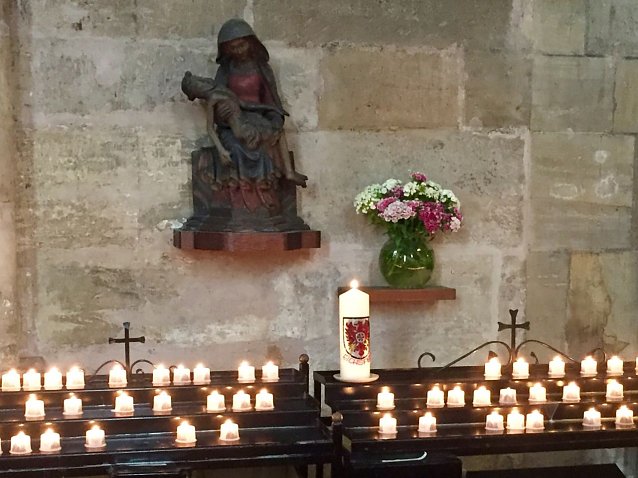Bild: Kerzen im Dom angez&uuml;ndet