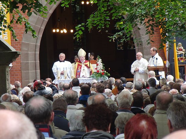 Bild: Kardinal Meisner an der Kapelle Etzelsbach