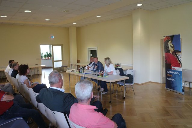 Bild: v.l.: Manfred Grund, Raymond Walk und Inge Klaan diskutierten zur Sicherheitslage in Nordhausen und Th&uuml;ringen