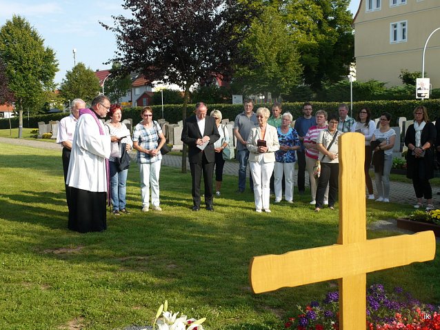 Bild: Auf dem Friedhof