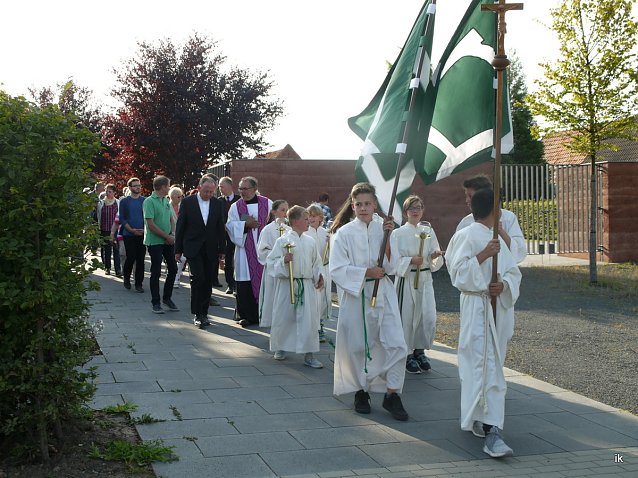 Bild: Auf dem Weg zur Kirche