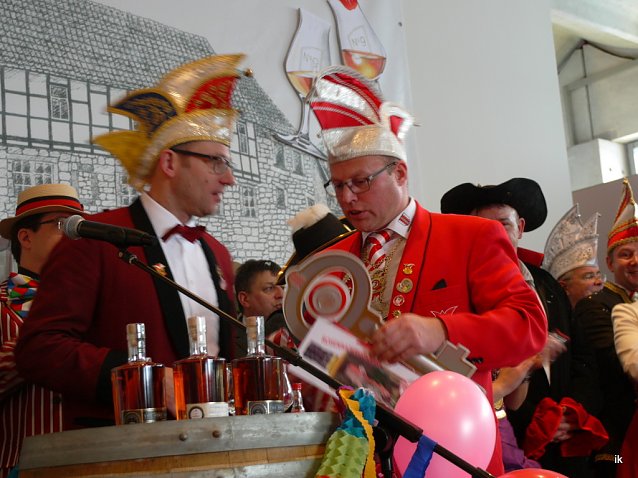 Bild: Schl&uuml;ssel&uuml;bergabe an Wintzingerode