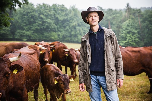 Bild: Biolandwirt Daniel Wehmeyer mit der Herde