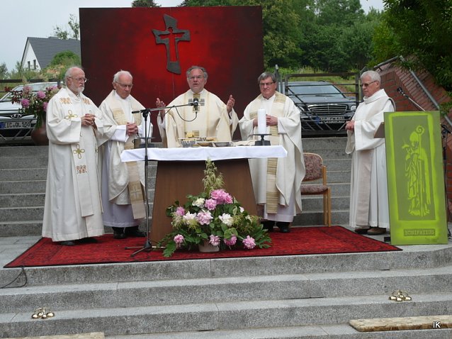 Bild: Pfarrer am Altar