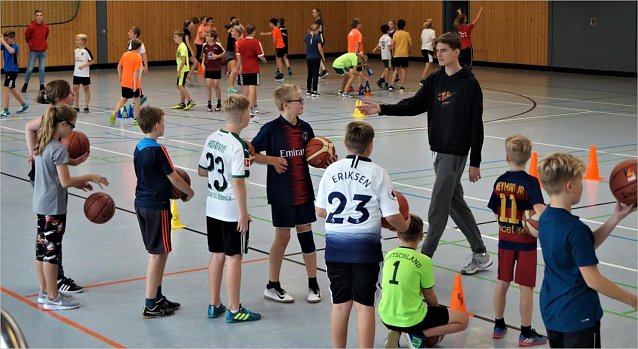 Bild: Projekttag mit Basketballprofis